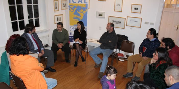 Lanzaron en Valdivia el libro “Democracia versus Neoliberalismo”